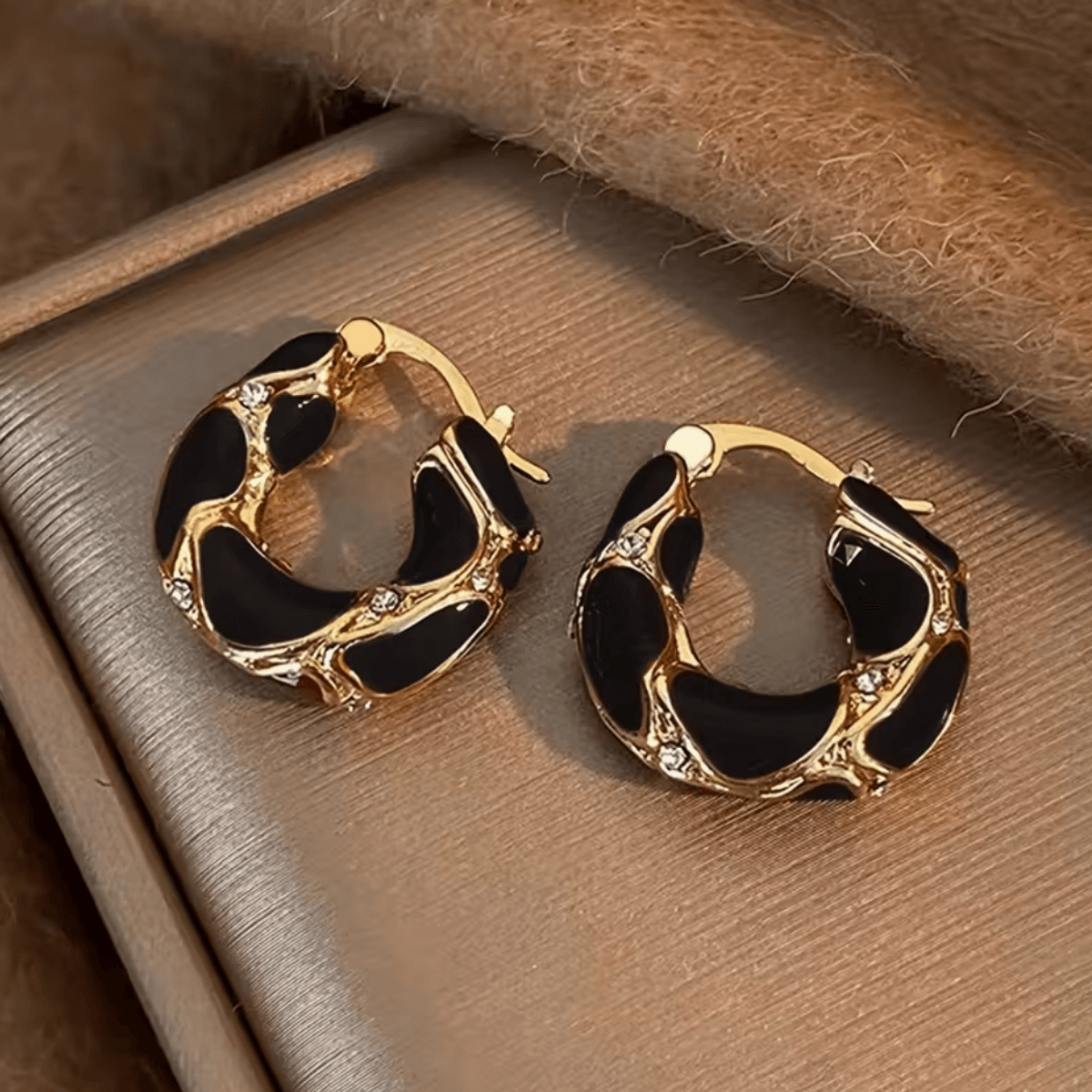 Carla - Øreringer i svart og gullfarge med stener